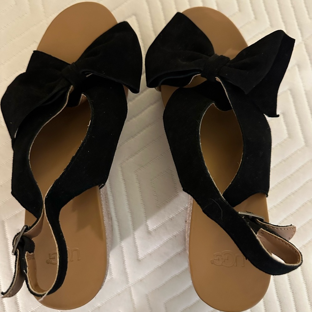 UGG Women's Tan and Black Bow Sandals
